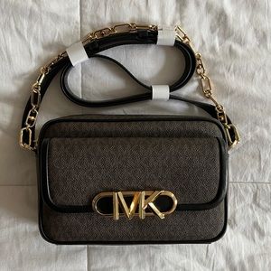 !! BRAND NEW !! Michael Kors Signature Print Camera Handbag *New Style*